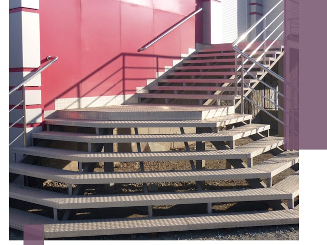 Лестницы для магазина в Петергофе — изготовление и монтаж