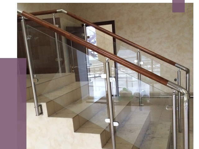 Комбинированные перила из металла и дерева в Петергофе