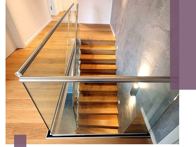 Перила для лестницы в доме — изготовление и монтаж в Петергофе