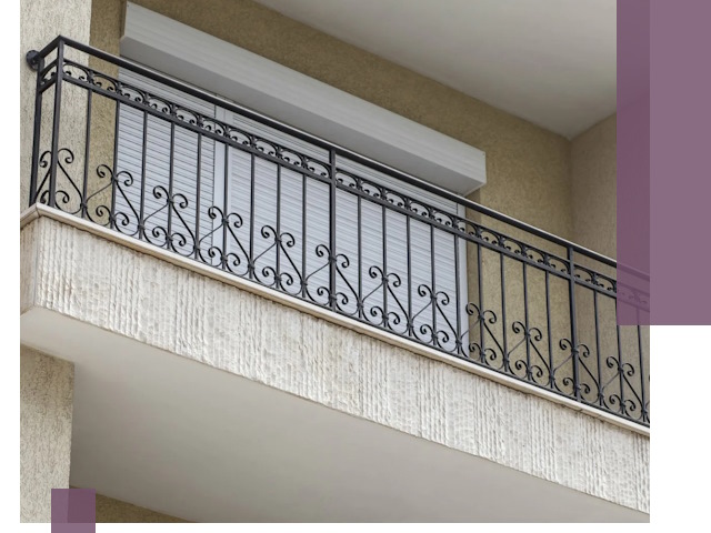 Балконные ограждения из металла и стекла в Петергофе для домов