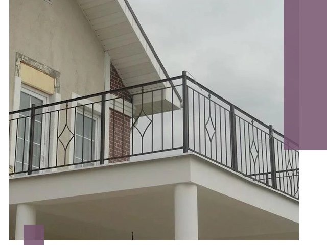 Изготовление балконных ограждений в Петергофе из металла и стекла