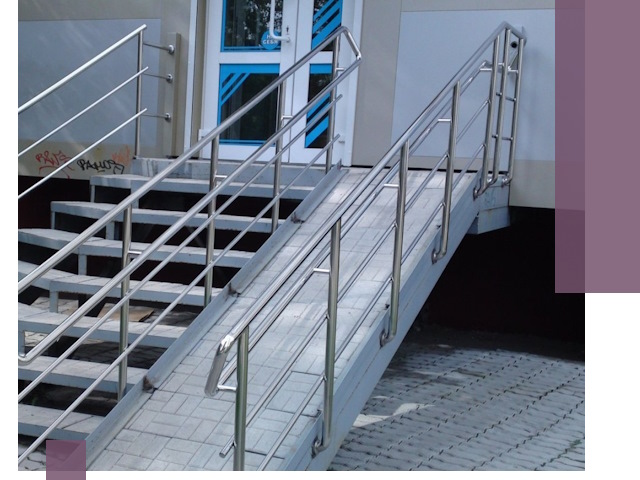 Пандус на крыльцо под ключ в Петергофе: монтаж и изготовление