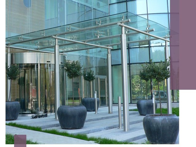 Навесы из стекла на заказ в Петергофе — монтаж и установка