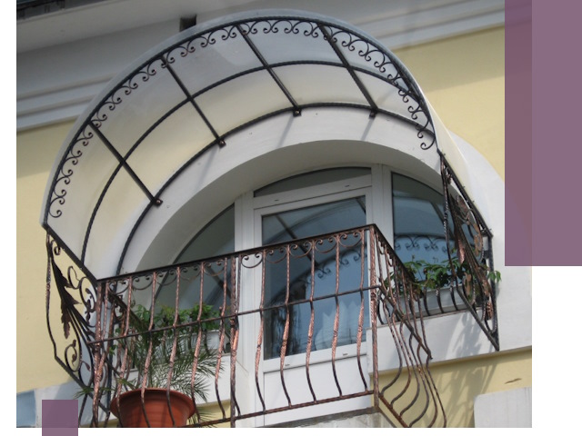 Козырьки над балконом в Петергофе — изготовление и монтаж