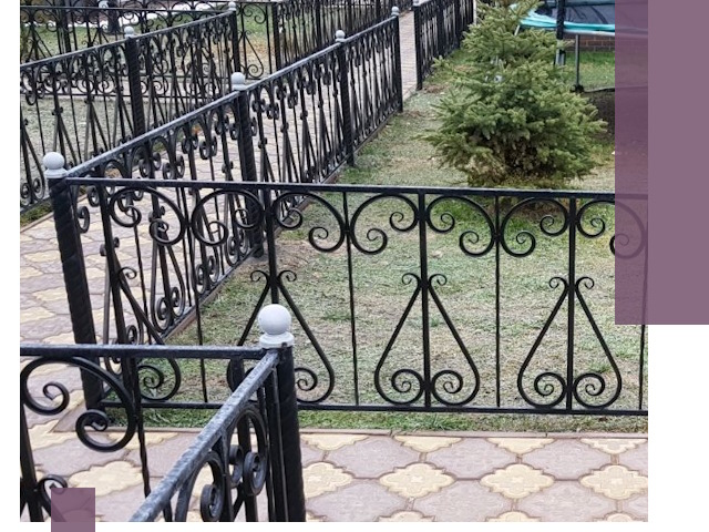 Кованые газонные ограждения под ключ в Петергофе
